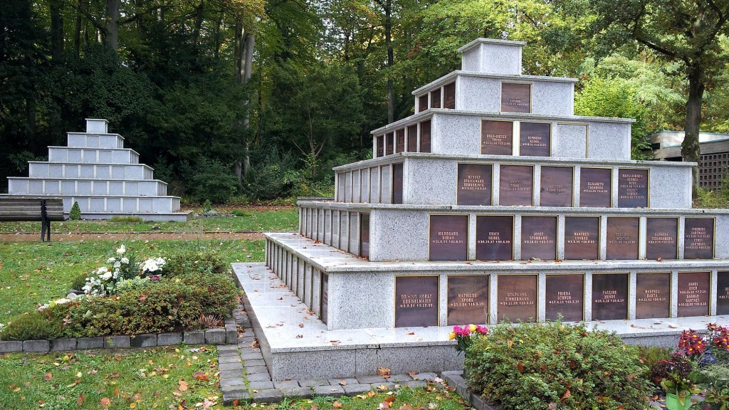 Urnenpyramiden auf einem Friedhof (Foto: Julia Lehmann)