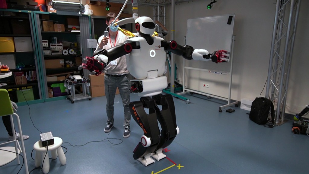 Foto: Forscher mit Roboter