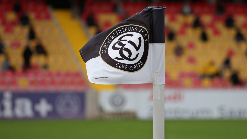 Eine Fahne mit dem Logo der SV Elversberg im Stadion