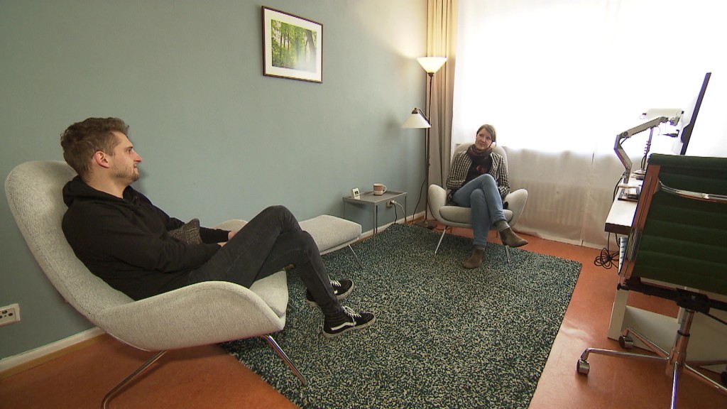 Foto: Jonas Mich im Gespräch mit seiner Therapeutin