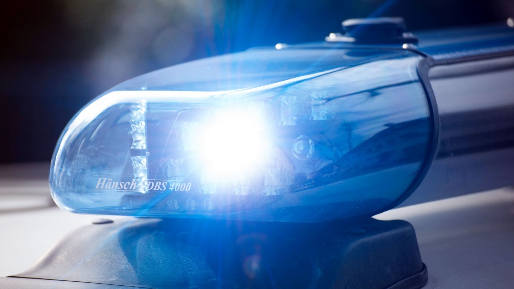 Nahaufnahme von einem Blaulicht an einem Polizeiauto