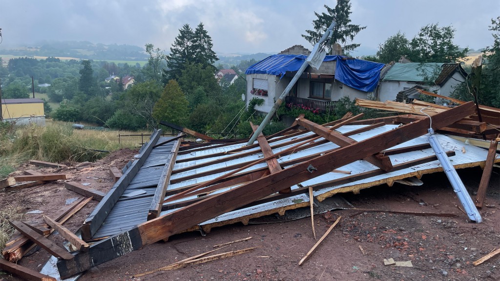 Von einem Sturm zerstörte Häuser in Asweiler
