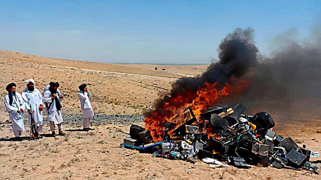 Taliban verbrennen Musikinstrumente