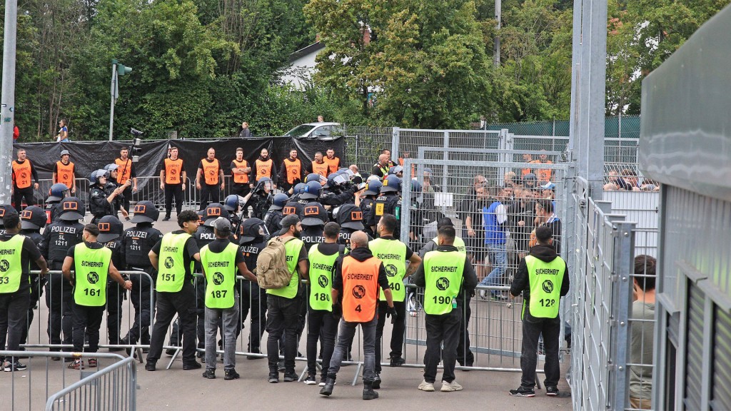 Die Polizei drängt die Fans des FC Hansa Rostock nach dem Spiel zurück.