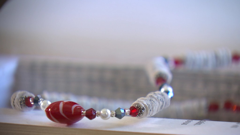 Foto: Kette mit Perlen aus Buchseiten