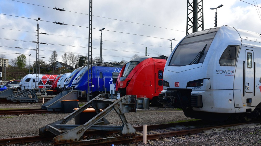Foto: Züge stehen auf Abstellgleisen am Bahnhof in Saarbrücken
