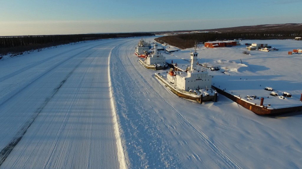 Foto: eingefrorene Schiffe im Polarmeer
