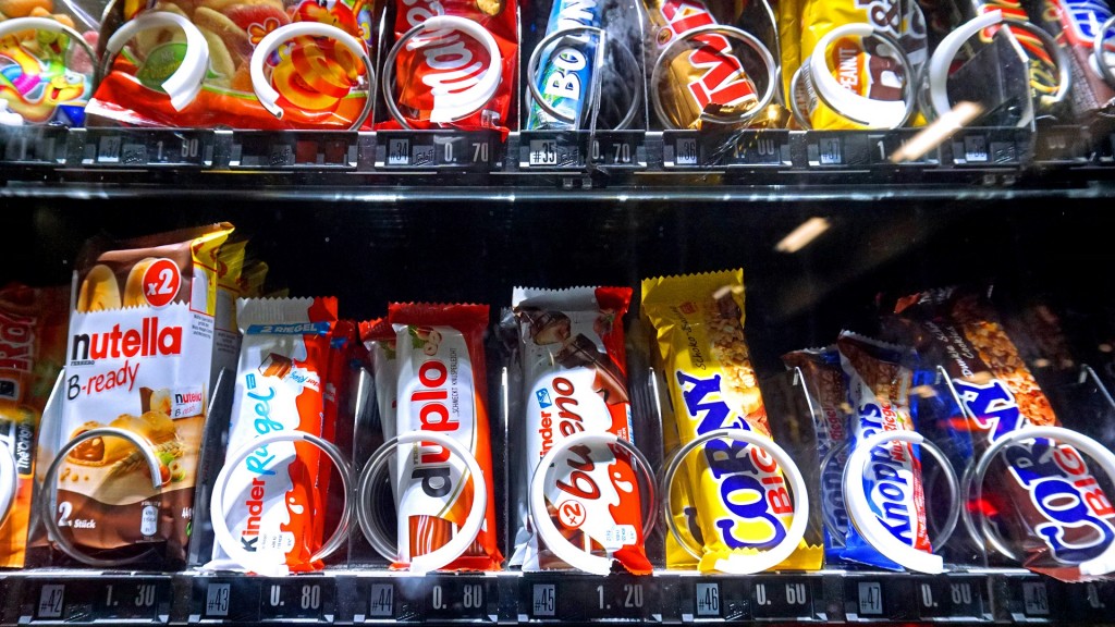 Verschiedene Süßigkeiten in einem Automaten