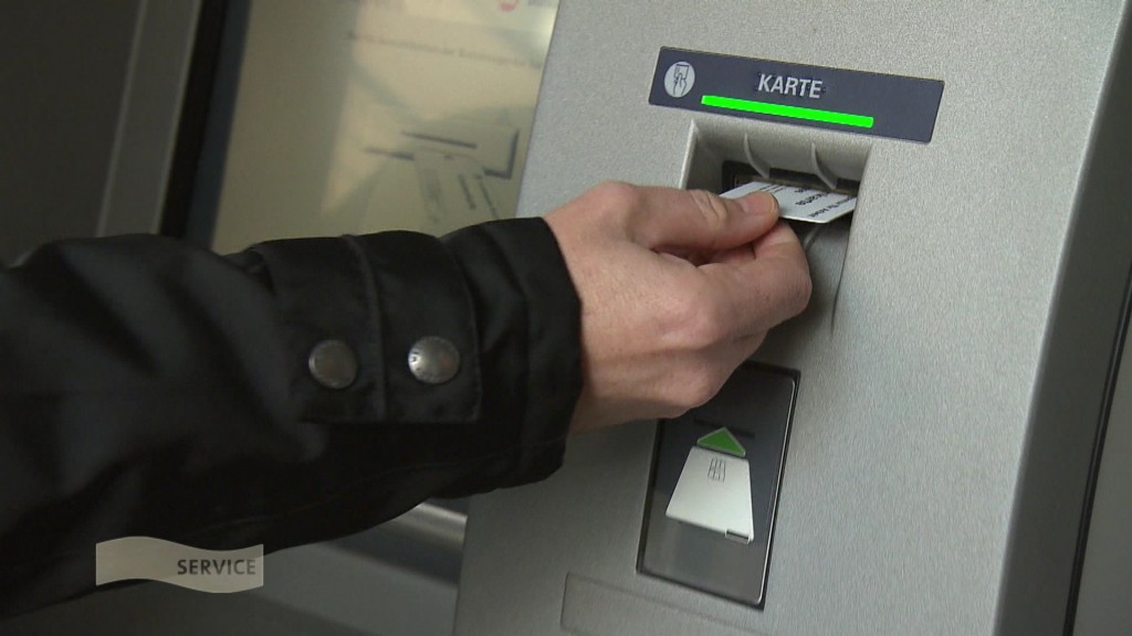 Foto: Bankkarte wird in Bankautomat gesteckt