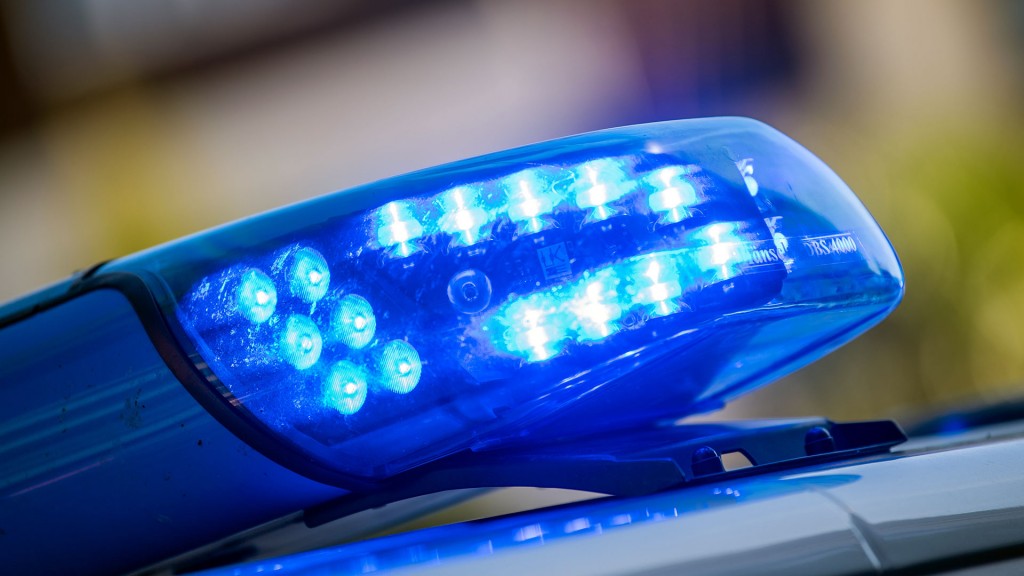 Ein Blaulicht ist auf dem Dach eines Polizeifahrzeugs