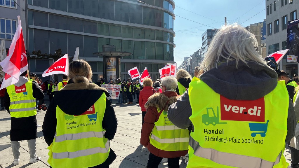 Foto: Beschäftigte des saarländischen Einzelhandels demonstrieren in Saarbrücken