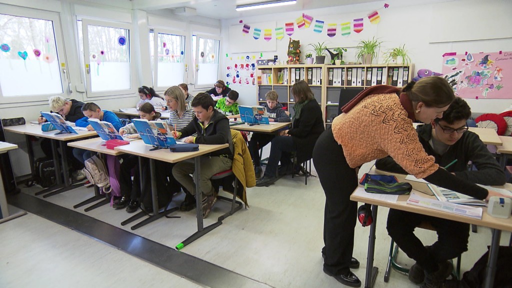 Foto: Lehrerinnen helfen Klasse einer Förderschule 
