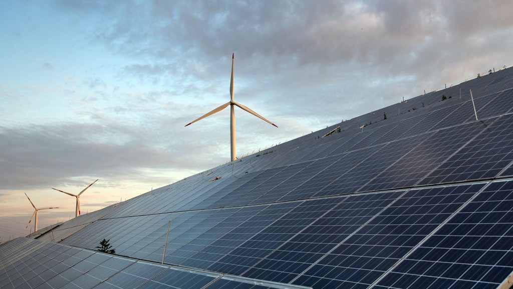 Windkraftanlagen stehen hinter Photovoltaikanlagen