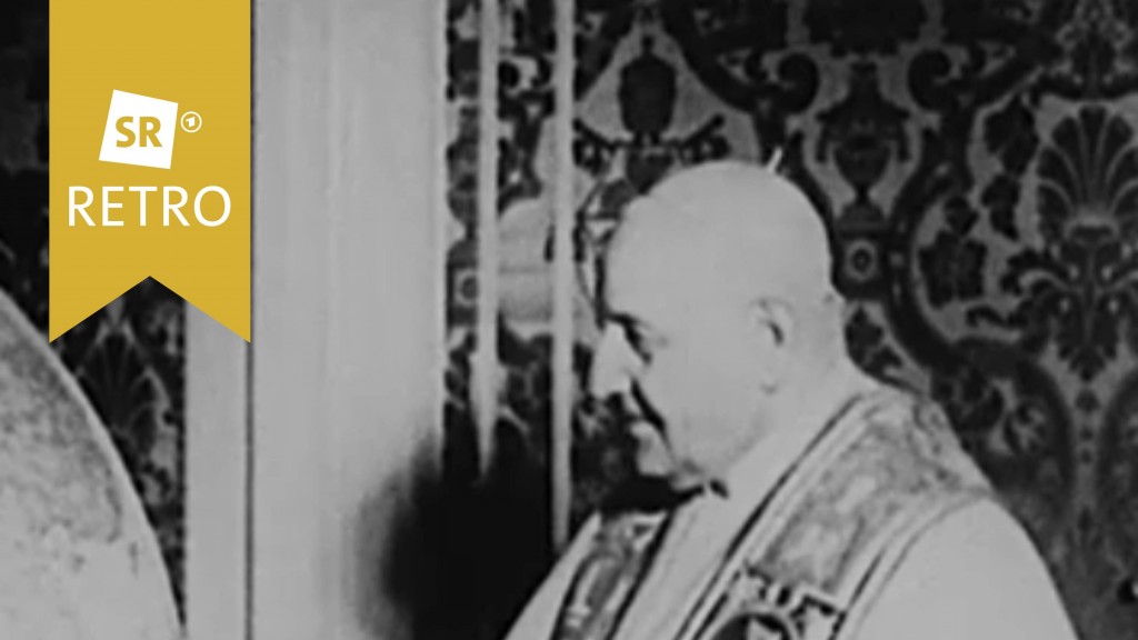 Papst Johannes XXIII. steht vor einem großen Globus