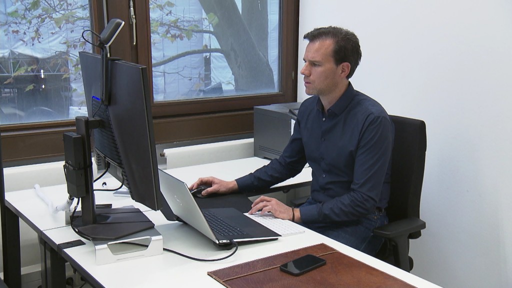 Soziologieprofessor Martin Schröder arbeitet an einem Computer.