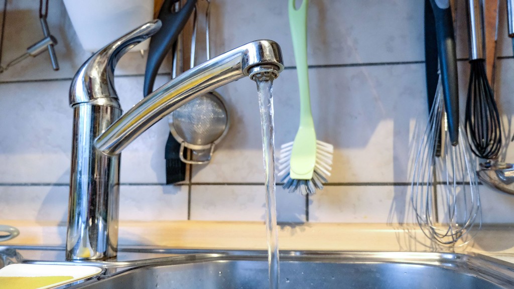 Frisches Wasser läuft aus einem Wasserhahn am Küchenspülbecken