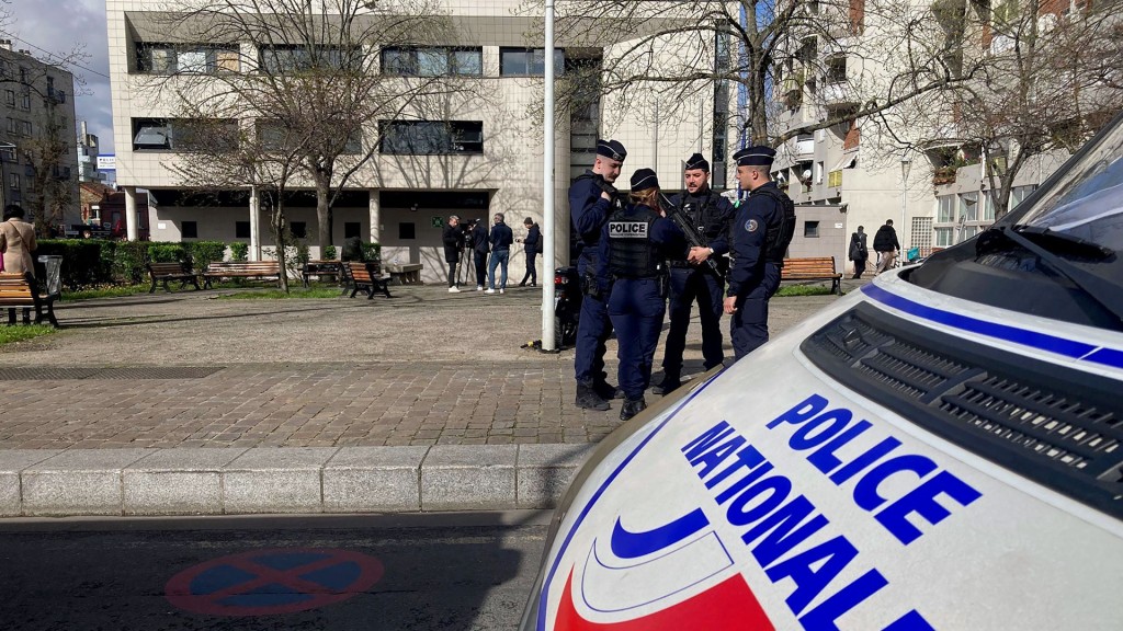Polzisten der französischen „Police Nationale“ stehen vor einem Gebäude