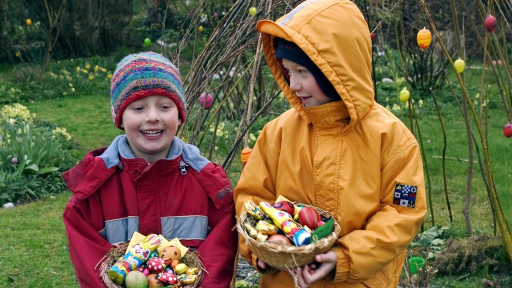 Kinder präsentieren stolz ihre Oster-Beute