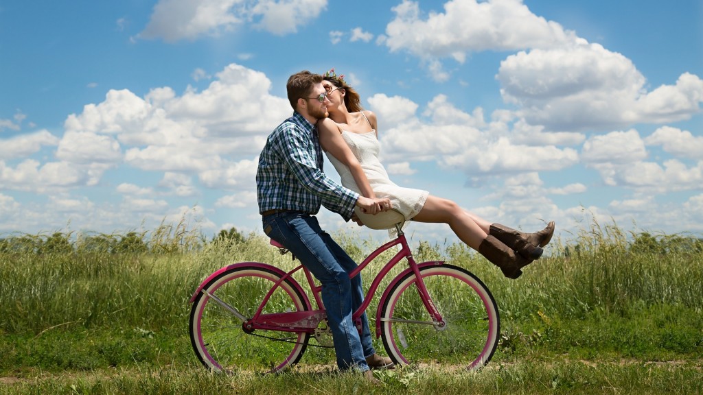 Glückliches Paar auf Fahrrad