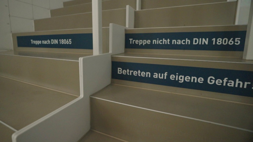 Foto: Neu gebaute Treppe mit Warnhinweisen