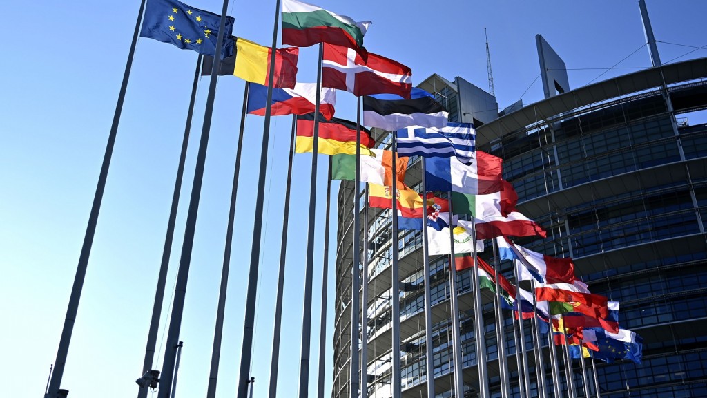 EU Fahnen vor dem Europaparlament in Straßburg