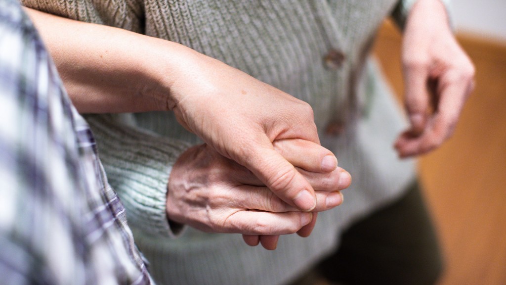 Hände einer jungen und einer älteren Person