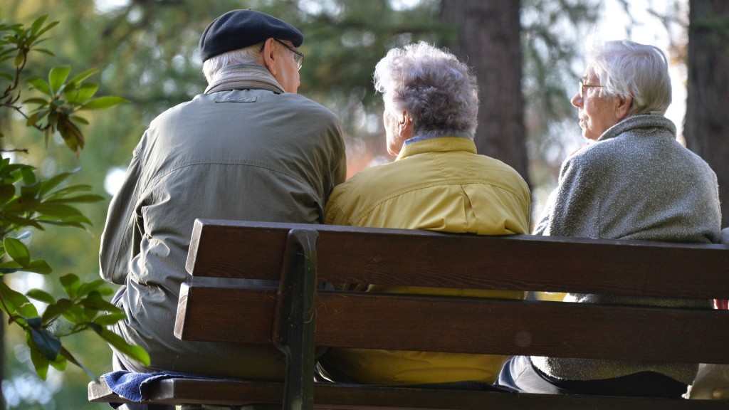 Drei Rentner sitzen auf einer Bank.